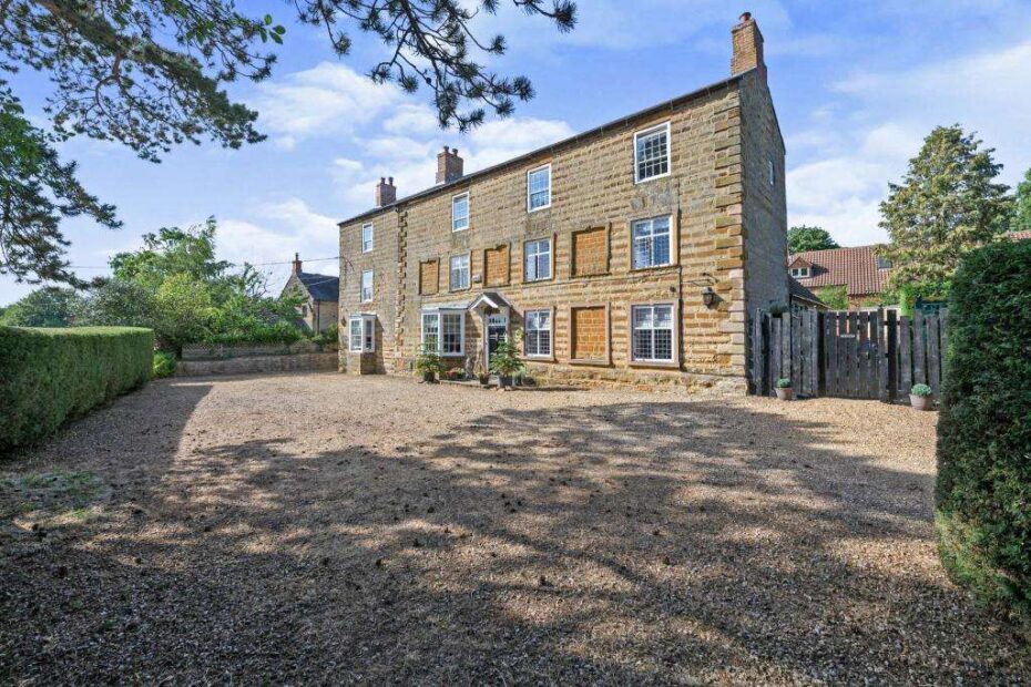 18th century coach house in Hackleton Northamptonshire 1 18th century coach house 01